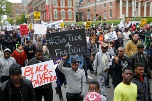 Al menos mil 500 personas se haban reunido a mitad de la tarde en el lugar en el oeste de Baltimore