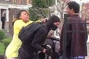 'Lo golpe porque no quera que fuera un Freddie Gray' Toya seal que desde que fue reconocida en la grabacin, ha recibido las felicitaciones de muchas p