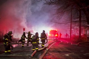 A primeras horas de este martes, los bomberos luchaban an por contener las llamas en edificios y au