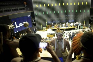 Brasil: Indios protestan en Congreso; defienden sus reservas El cacique Raoni, jefe de la etnia caiap, afirm que el proyecto que propone traspasar al Congreso