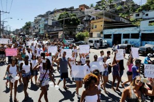 Cientos protestan contra violencia en favelas de Brasil Lderes de la comunidad dijeron a reporteros que al menos 500 personas participaron en la manifestac