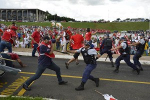 Policas y manifestantes se enfrentan en Brasilia Manifestantes se enfrentaron con la polica en las afueras del Congreso en una protesta en contra de