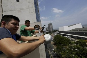 Adems de golpear cacerolas, muchos vecinos gritaban 