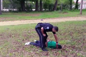 El polica blanco dispar contra el hombre que trat de huir luego de ser detenido por un control de