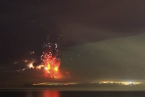 Chile: volcn Calbuco registra segunda gran erupcin La nueva erupcin tuvo lugar a la 01:00 hora local, informaron el Servicio Nacional de Geologa y Mi