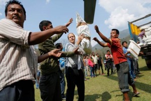  Los primeros env�os con ayuda llegaron al distrito de Dhading, justo al este de Gorhka donde se coo