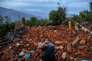 En la capital Katmand, jvenes y familiares de vctimas cavaban entre las ruinas de edificaciones d