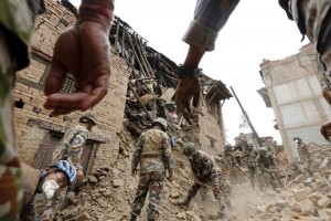 Una mujer parapljica sobrevive 3 das bajo escombros El terremoto de 7,8 grados que dej en Nepal ms de cuatro millares de muertos, informaron hoy fuent