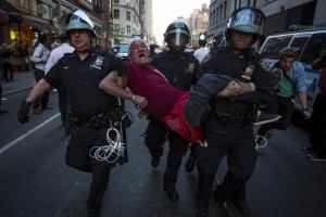 Protestan en NY por Baltimore; hay varios detenidos Los arrestos se produjeron en forcejeos con fuerzas policiales en las barricadas que haban sido col