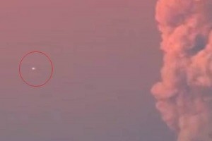 Hubo un ovni en medio de la erupcin del volcn Calbuco? El objeto permaneci inmvil en el cielo durante algunos segundos y despus desapareci entre la gra