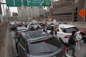 Los manifestantes desfilaron desde la plaza Union de Manhattan y cruzaron el puente de Brooklyn, don