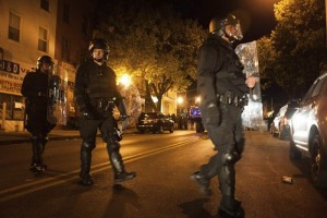 Policas y guardias nacionales patrullan las calles durante los disturbios provocados por las protes