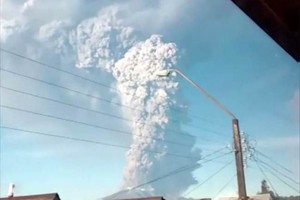 Volcn chileno Calbuco entra en erupcin con gran fumarola Las autoridades tambin dispusieron la evacuacin de la localidad de Ensenada, a pocos kilmetros de