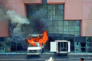 Queman veh�culos al recordar a normalistas