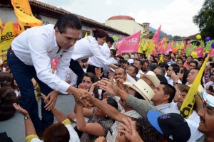 El candidato del PRD al gobierno de Michoac�n ofreci� rescatar el lago de P�tzcuaro y detonar la act