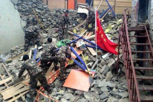 El terremoto caus� la destrucci�n de casas en la capital del pa�s; rescatistas buscan entre los esco