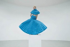 Moda arquitectnica hecha con piezas de quita y pon Sus prendas estn hechas con piezas que pueden montarse y desmontarse para crear nuevos modelos