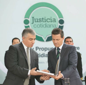 Sergio Lpez Aylln, director del CIDE, entrega al presidente Enrique Pea Nieto un informe sobre es