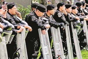 Ven riesgos por jornadas excesivas de los policas Hay policas que se quejan de que son obligados a trabajar hasta 18 horas continuas, aun cuando su t