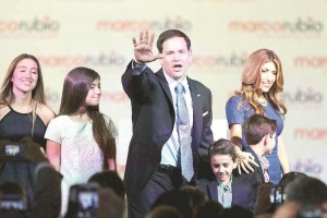 Marco Rubio saluda a la multitud, tras anunciar que competir para ser el candidato republicano a la