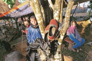 Ni�os permanecen en una improvisada tienda de campa�a en la devastada localidad nepalesa de Paslang,