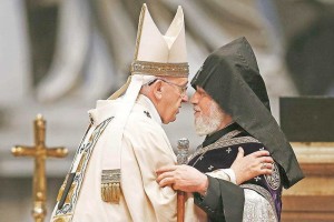 Francisco habla del genocidio armenio y desata el enojo turco El papa Francisco abraza al lder catlico armenio, Karekin II, en una misa para conmemorar el 100 a