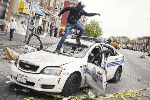 Varias patrullas fueron daadas ayer por manifestantes en Baltimore. Tambin saquearon comercios y a