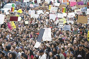 Manifestantes marchan en protesta por la muerte de Freddie Gray mientras se encontraba bajo custodia