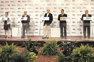 Previo al debate, los seis candidatos tuvieron acceso a las 25 preguntas que estar�an en la urna, de