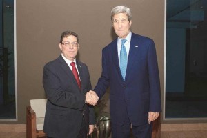 El canciller cubano, Bruno Rodrguez, y el secretario de Estado de EU, John Kerry, ayer en Panam, e