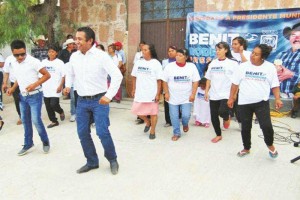 En Guanajuato, el candidato del PAN a diputado federal, Diego Leyva Merino, baila y canta msica tri