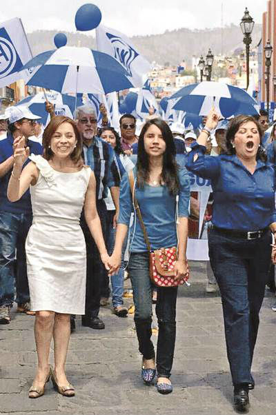 El PAN utiliza a Alondra en campaa; pagar su fiesta La candidata a la alcalda, Ruth Lugo, invit a Alondra y sus padres a participar en su campaa. A e