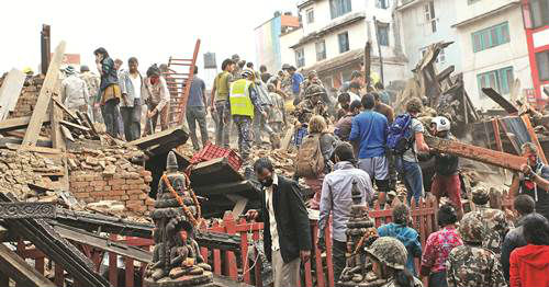 Ciudadanos colaboran en las tareas de rescate en el templo Kasthamandap, en Katmand�, capital de Nep