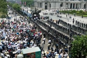 Elementos de la SSPDF detuvieron la marcha de taxistas frente al Palacio de Bellas Artes, para impid