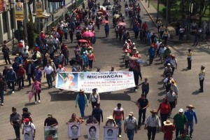 El contingente avanza por la avenida Insurgentes a la altura del Metro 18 de Marzo