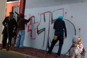 Los manifestantes han realizado pintas en anuncios de parabuses y en instalaciones del Metro