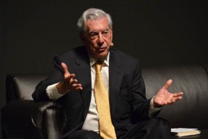 Vargas Llosa recibe medalla de la Comunidad de Madrid El escritor peruano y Premio Nobel de literatura Vargas Llosa (que reside en la capital varios meses