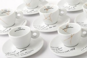 Yoko Ono disea tazas de caf inspiradas en tragedias Fechas y lugares de seis acontecimientos trgicos escritos con la letra de Ono, como la bomba atmic