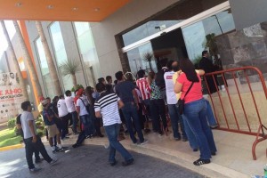 Los aficionados de Chivas esperan a las afueras del hotel de concentracin
