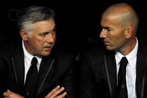 Ancelotti dialoga con Zidane durante un juego del cuadro espaol