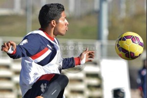 El mediocampista mexicano durante un entrenamiento con el Rayo Vallecano