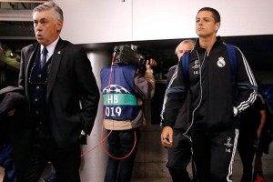 Carlo Ancelotti y Javier Hernndez en el pasillo rumbo a los vestuarios del Santiago Bernabu