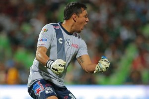 Cota celebra el segundo gol del Puebla