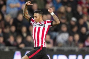 El jugador holand�s celebra una anotaci�n con la escuadra del PSV