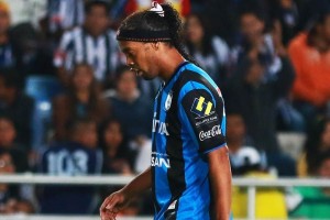 A Ronaldinho no le import irse del estadio antes de que su equipo terminara de jugar