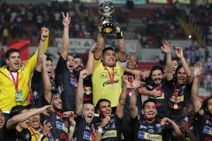 Los jugadores de Dorados celebran el t�tulo