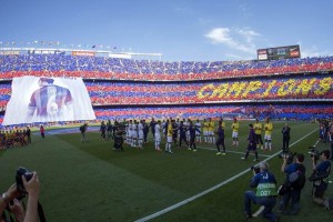 Camp Nou despide a Xavi con pancarta gigante Xavi, tras 17 temporadas con el Barcelona, emigrara al futbol catar.