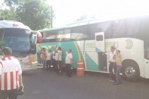 Aficionados del Necaxa reciben hostilmente a Dorados Los aficionados del Necaxa en la llegada del equipo de Dorados