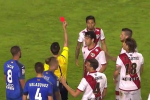 Aquino, que buscaba el tercer gol del Rayo Vallecano, vio un brusco cierre a su jugada, lo que deriv
