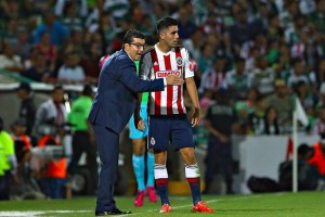 El defensa escuca las indicaciones de su entrenador durante el partido de ayer contra Santos